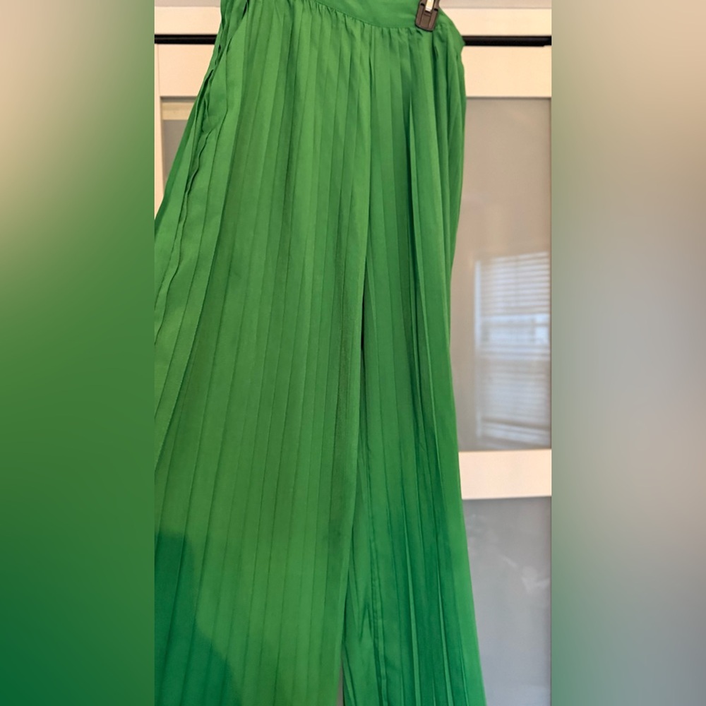 Elegant Green Pleated Wide legs- Never Worn - Picture 4 of 9